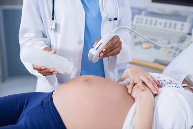 pregnant-woman-receiving-ultrasound-scan-stomach-2-960x