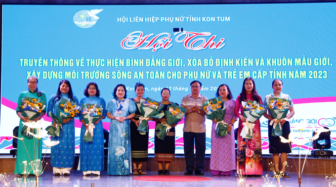 144114Ảnh 1 Đồng chí Chủ tịch Hội LHPN tỉnh Y Phương tặng hoa cho các đội thi.