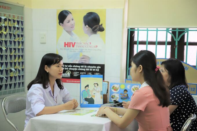 Cán bộ Trạm Y tế Trạm Y tế phường Trưng Vương, TP Uông Bí Quảng Ninh tư vấn cho phụ nữ mang thai đi xét nghiệm HIV