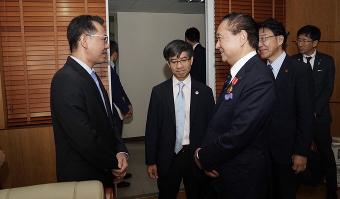 Ông Phạm Vũ Hoàng, Phó Cục trưởng phụ trách Cục Dân số và ông Kuroiwa Yuji, Thống đốc tỉnh Kanagawa, Nhật Bản