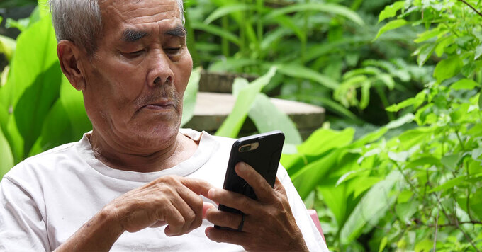 elderly-man-swiping-on-his-smartphone-free-video
