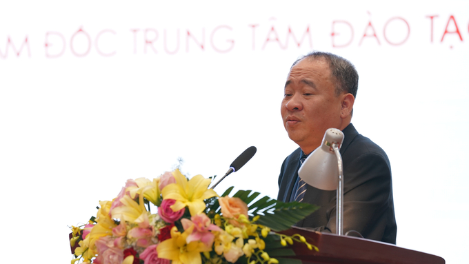 Ông Đinh Thái Hà trình bày báo cáo tại hội thảo.