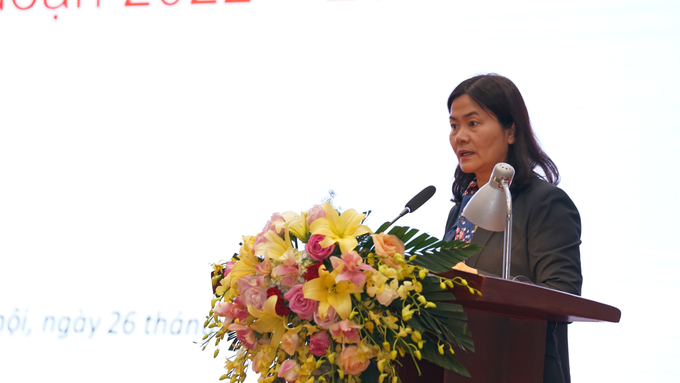 Bà Nguyễn Thị Thu Hà trình bày báo cáo tại hội thảo.