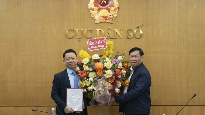 Thứ trưởng Đỗ Xuân Tuyên trao quyết định Cục trưởng Cục Dân số Lê Thanh Dũng giữ chức Bí thư Đảng ủy Cục Dân số.