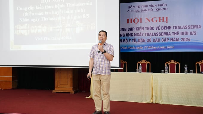 ThsBs Nguyễn Tân Sơn, Phó giám đốc Trung tâm đào tạo, bồi dưỡng và Cung ứng dịch vụ Dân số trình bày tại hội nghị.