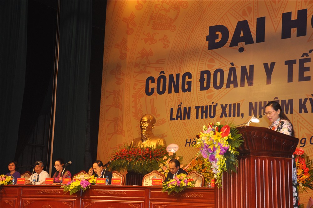 Chủ tịch CĐ Y tế Việt Nam Trần Thị Bích Hằng trình bày báo cáo đề án nhân sự Ban Chấp hành CĐ Y tế Việt Nam khóa XIII, nhiệm kỳ 2018-2023.