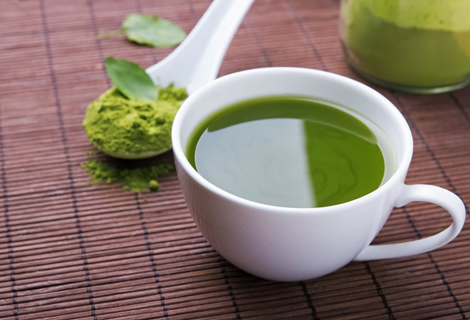 uống trà matcha