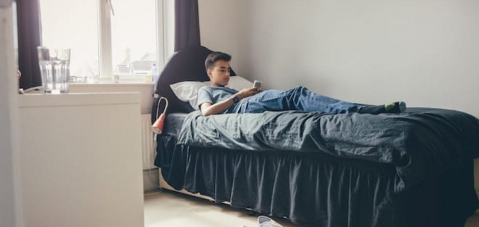 boy-alone-in-room-1135x540