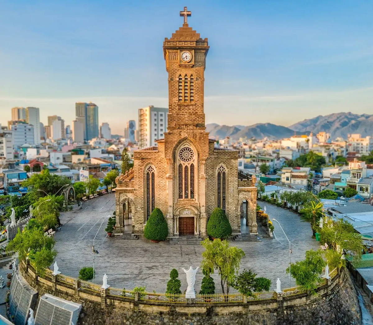 Nhà thờ Đá Nha Trang mang kiến trúc mang đậm dấu ấn của thời gian