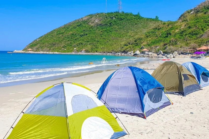Cắm trại tại bãi biển ở vịnh Ninh Vân (Ảnh: sưu tầm)