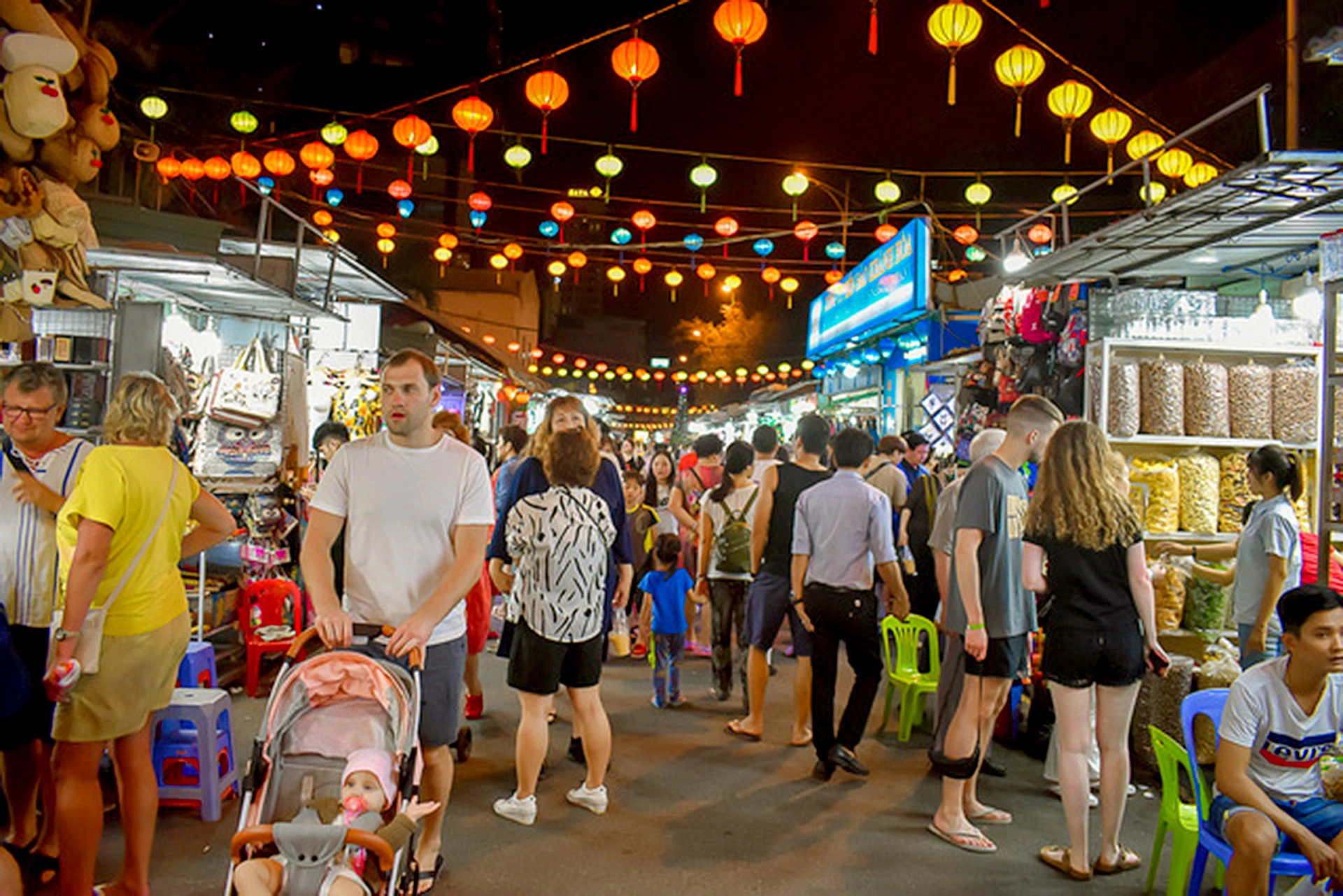 Chợ đêm Nha Trang thu hút nhiều du khách ghé thăm (Ảnh: sưu tầm)