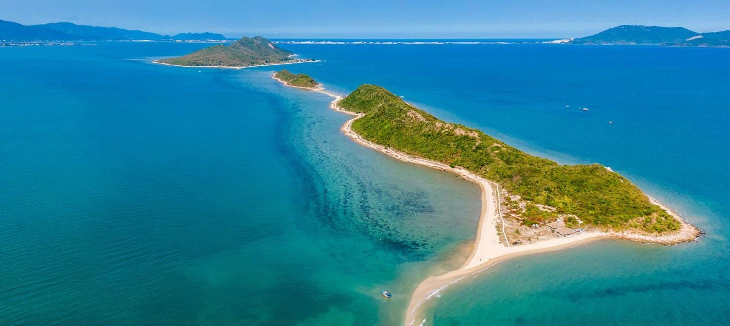 Đảo Điệp Sơn là một khu liên hợp được tạo thành từ 3 hòn đảo nhỏ là Hòn Giữa, Hòn Bịp, Hòn Đuốc