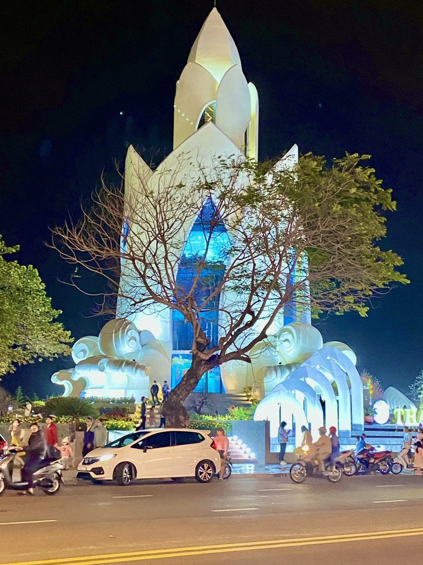 Tháp Trầm Hương vào buổi tối