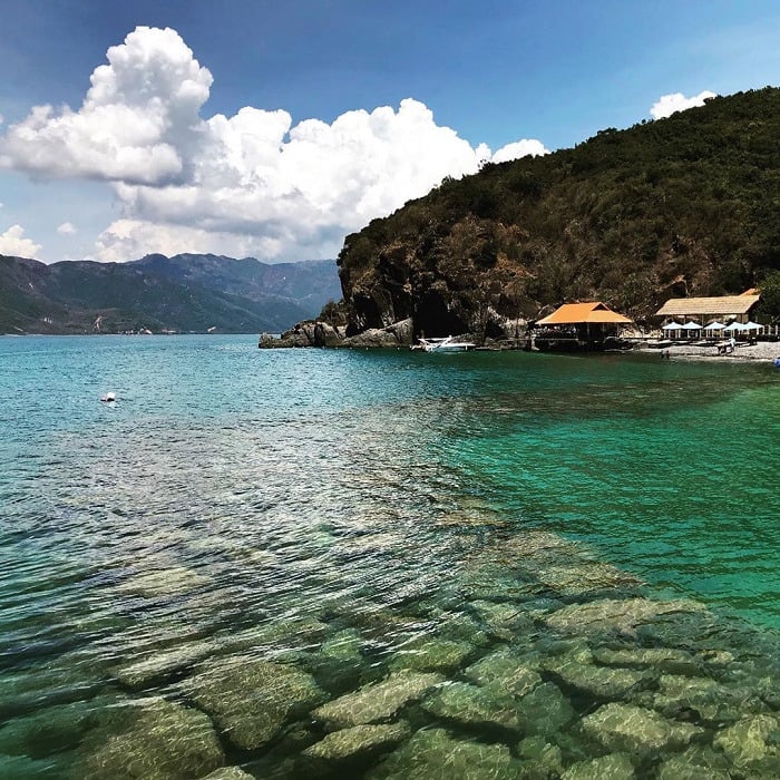 Đảo Bích Đầm ở Nha Trang không chỉ có vẻ đẹp thiên thiên ngoạn mục mà còn mang đến cho du khách những món hải sản tươi ngon