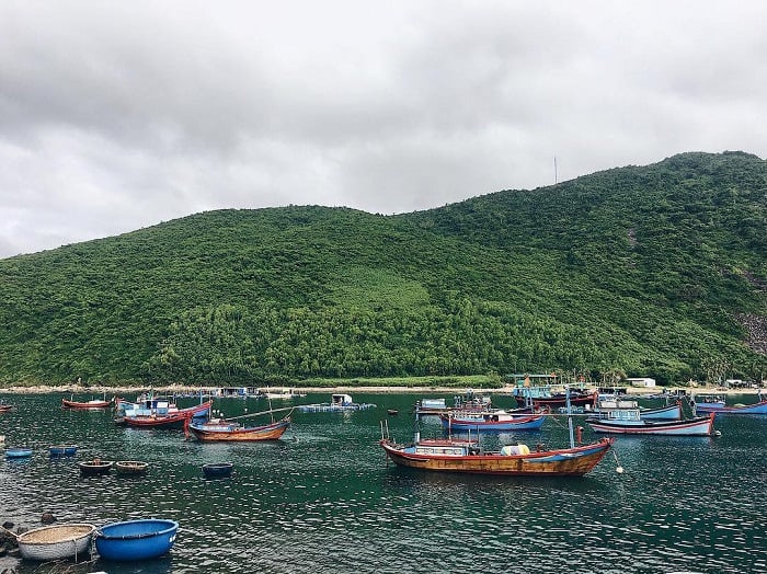 Đảo Bích Đầm chỉ có 1000 cư dân chủ yếu sống bằng nghề đánh bắt và nuôi trồng thủy sản