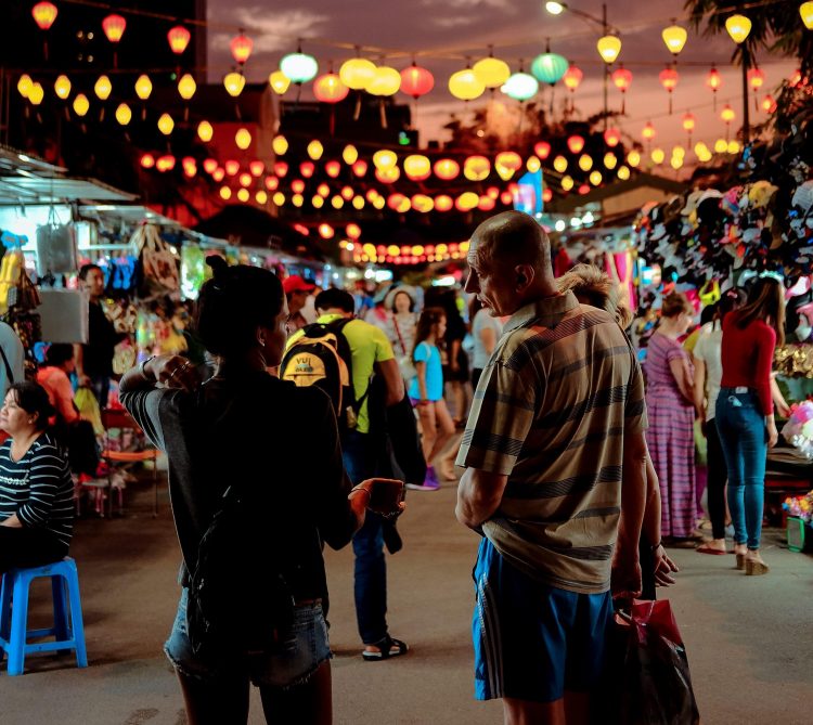 Hầu hết các cửa hàng trên đường Trần Phú đều được thắp sáng rực rỡ ngay cả vào ban đêm