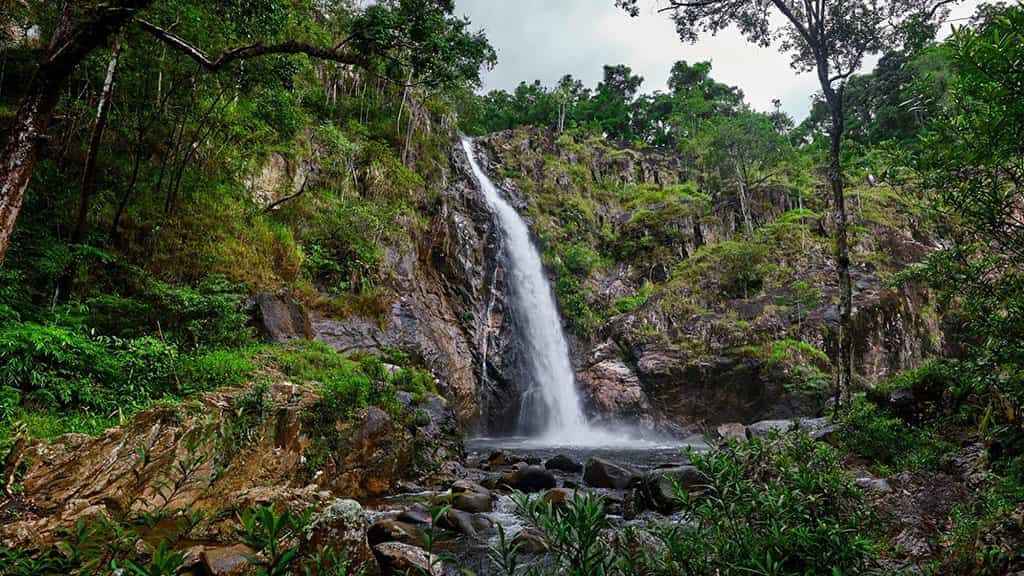 Vẻ đẹp của thác Tà Gụ được ví như nàng thơ” giữa núi rừng bạt ngàn