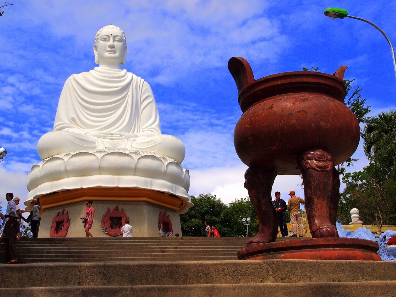 Bức tượng Kim Thân Phật tổ (còn gọi là tượng Phật trắng, hay Đại tượng Thích Ca) cao 24 mét