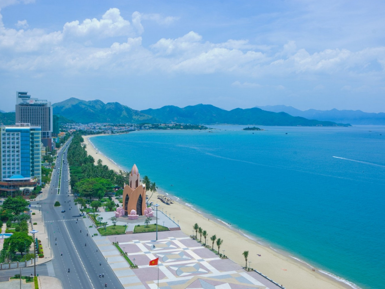 Bãi biển Trần Phú trong xanh, thơ mộng