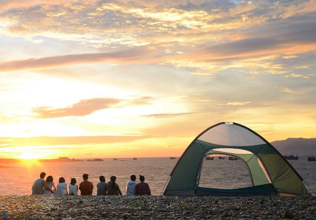 Cùng bạn bè cắm trại trên bờ biển là một trải nghiệm đáng nhớ (Ảnh: sưu tầm)