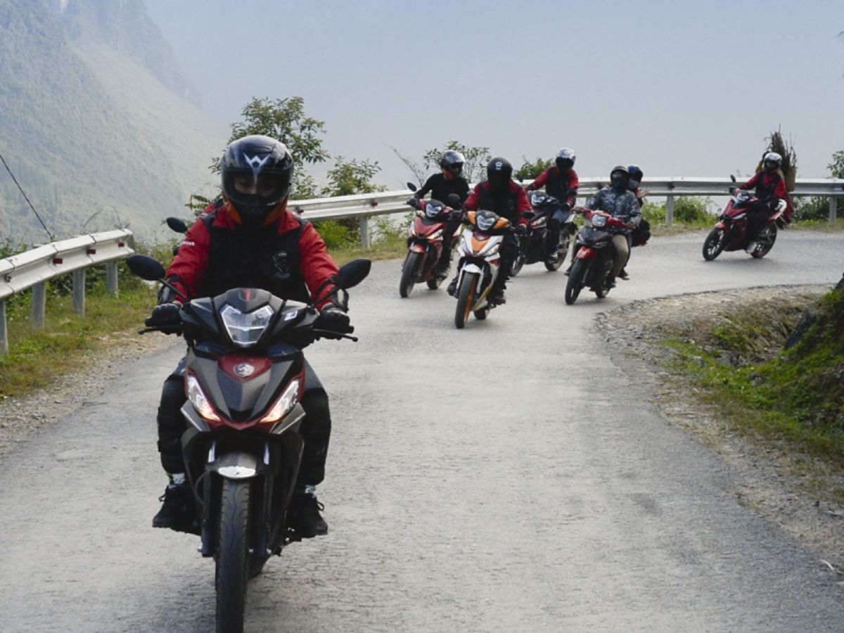 Di chuyển đến Suối đá Hòn Giao bằng moto được nhiều bạn trẻ ưa thích vì nằm trên đường đến Đà Lạt - Nha Trang
