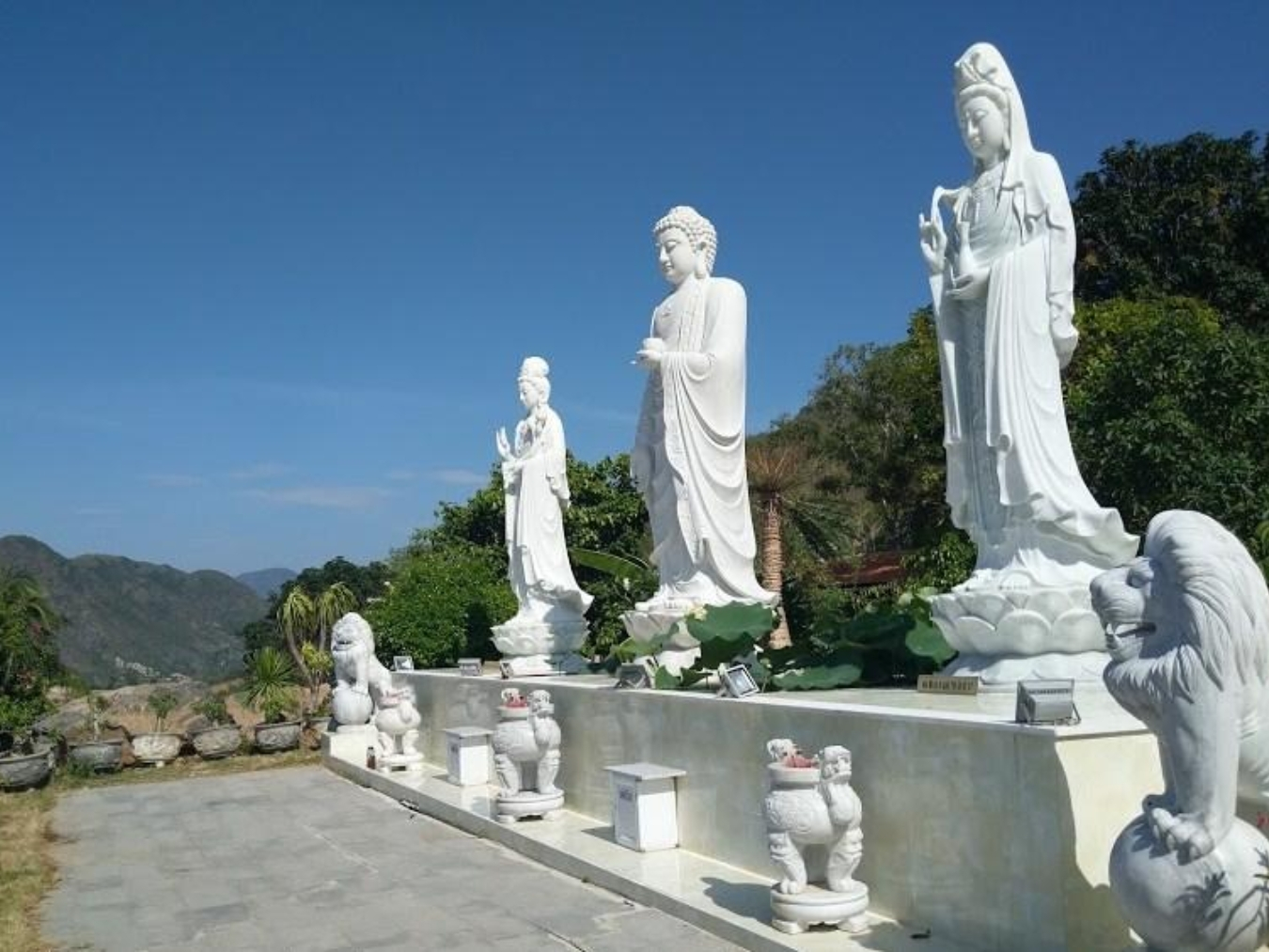 Những bức tượng phật độc đáo tại chùa Đa Bảo (Ảnh: Sưu tầm)