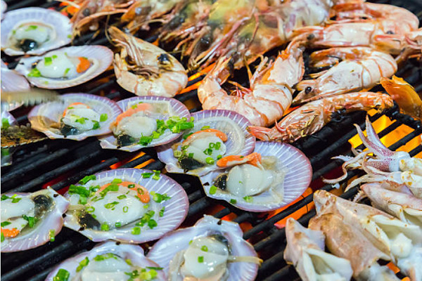 Thưởng thức hải sản tươi trên bãi Sao Biển tại Nha Trang (Nguồn: Sưu tầm)