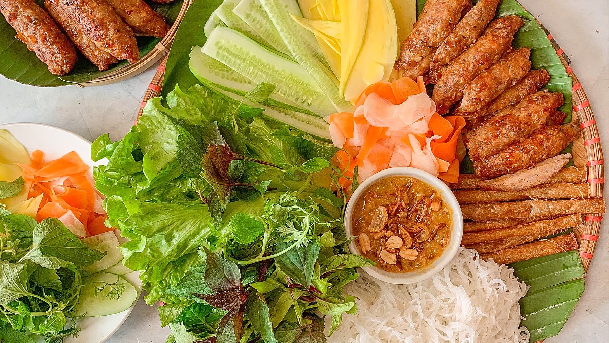 Nem nướng Nha Trang ăn kèm rau sống, bánh tráng, bún chấm với mắm nêm (Nguồn: Sưu tầm)
