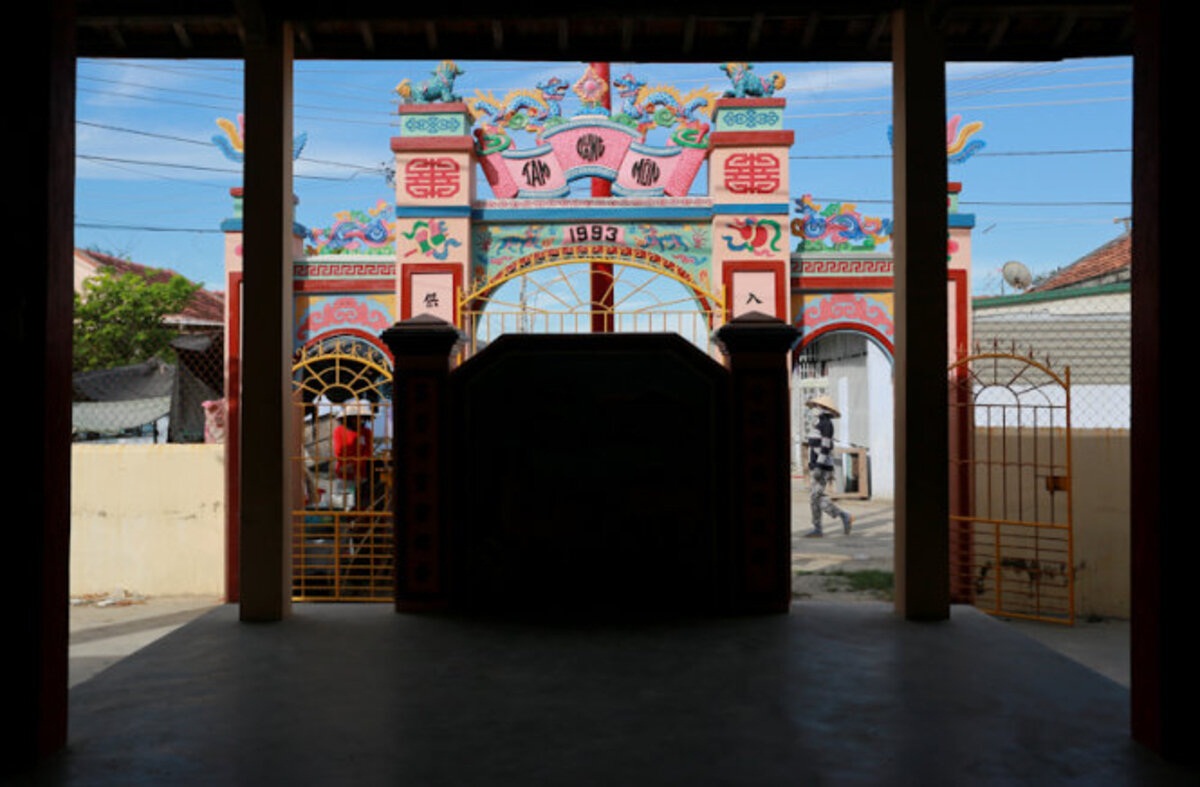 Cổng làng chài Ninh Thủy, điểm tựa tâm linh của người dân miền biển (Ảnh: sưu tầm)