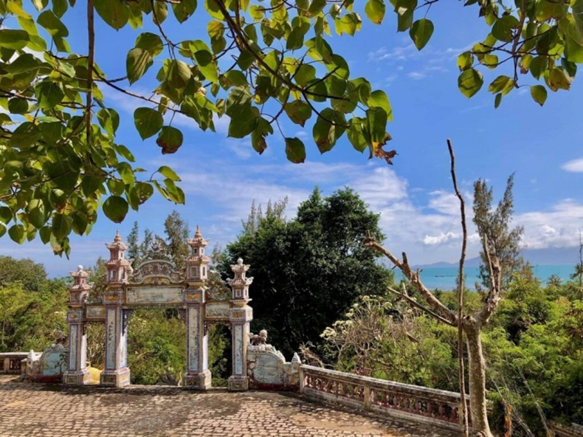 Du khách có thể ngắm toàn vịnh Nha Phu từ sân chùa trên sườn núi của Hòn Thị (Ảnh: sưu tầm)