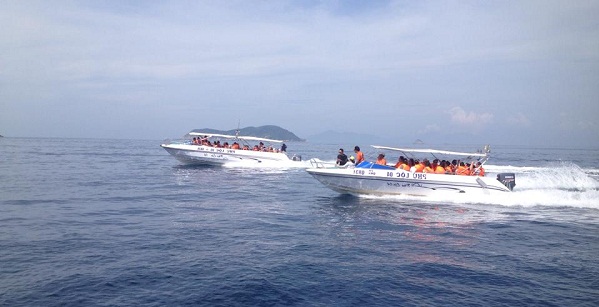 Cano đưa du khách từ đất liền ra Đảo Dừa (Nguồn: Sưu tầm)