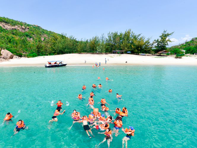 Hoà mình vào dòng nước xanh trong mát mẻ trên Đảo Dừa (Nguồn: Sưu tầm)