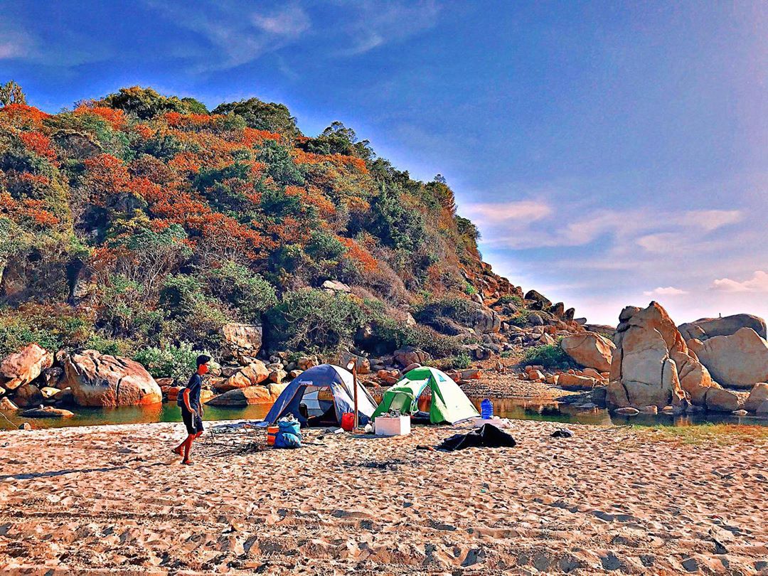 Du khách gần xa thường cắm trại ngay trên biển bãi Nước Ngọt hoặc xung quanh khu vực bờ suối để có những cảm giác sớm thức dậy ở một nơi vô cùng đáng nhớ