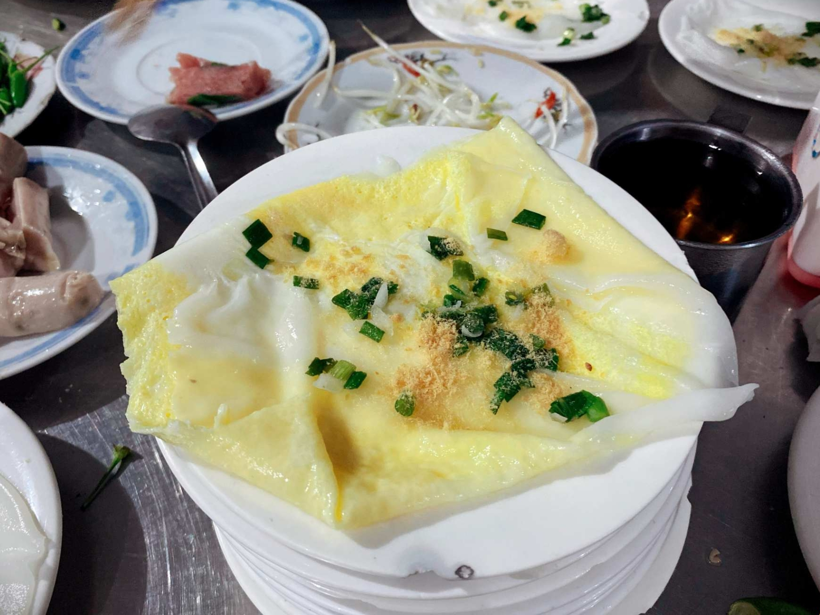 Bánh ướt Diên Khánh tráng kèm trứng vàng ruộm hấp dẫn bao thực khách khi ghé thăm Nha Trang (Ảnh: Sưu tầm)