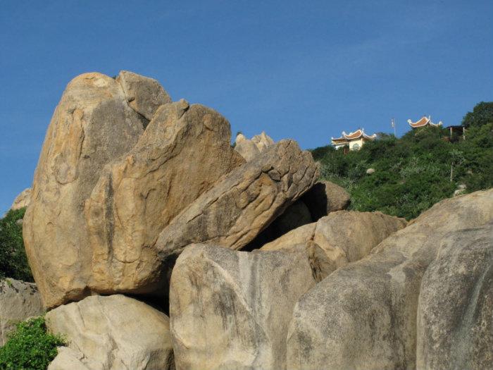 Núi Đá Chồng nhấp nhô với các hòn đá có nhiều loại hình thù khác nhau
