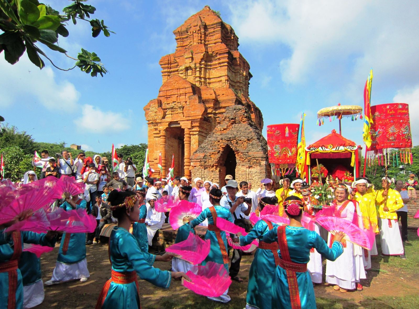 Lễ hội Kate Ninh Thuận chịu ảnh hưởng của Ấn giáo và Hồi giáo