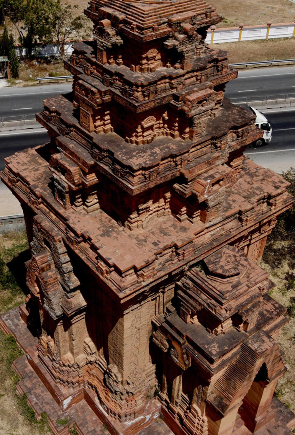 Tháp Hòa Lai trong quá khứ đã từng có 3 ngôi tháp và một ngọn đã bị sụp đổ