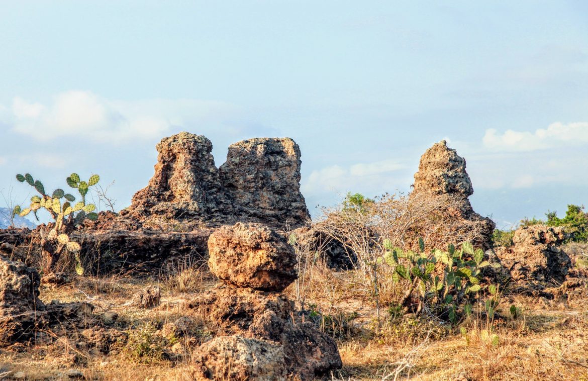 Bãi đá Karang vừa rộng lớn, vừa hoang sơ nổi bật giữa trời xanh