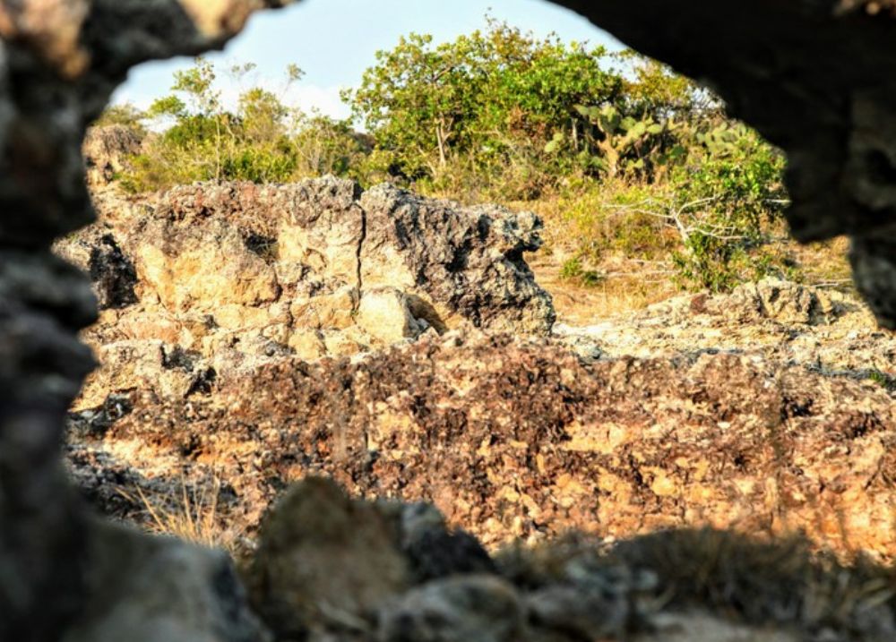 Truyền thuyết kể rằng những tảng đá tại bãi Karang giống như những người hoá đá trong tư thế đang làm lễ