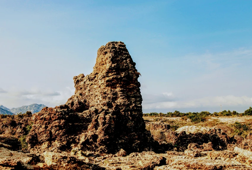 Bãi đá Karang Ninh Thuận mang vẻ đẹp hoang sơ và kì bí khiến bao kẻ lữ hành thương nhớ
