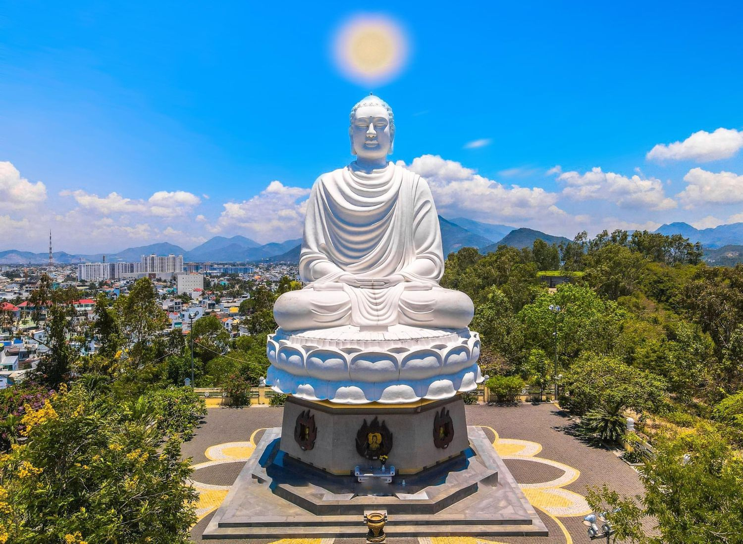 Chùa Long Sơn có tượng Phật trắng khổng lồ