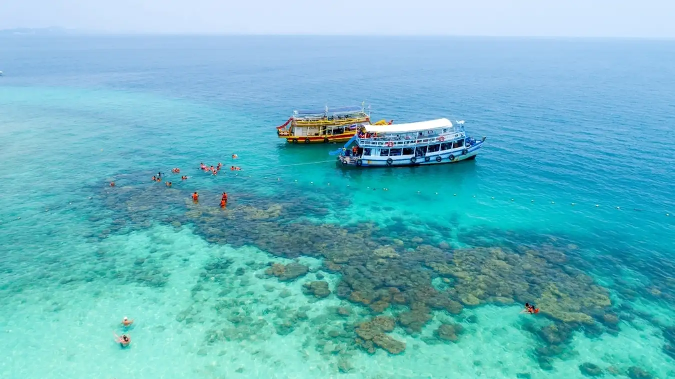 Đảo Hòn Mun là một trong những địa điểm cung cấp tour lặn biển nổi tiếng nhất Nha Trang
