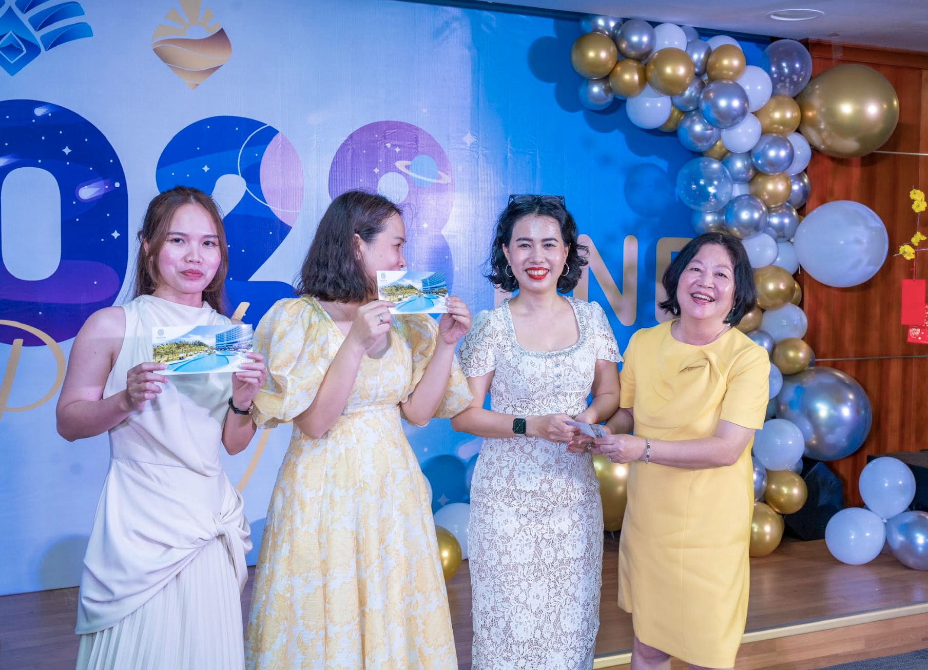 Bà Lê Minh Hà - Tổng Giám đốc CBG trao 3 giải nhất là voucher nghỉ dưỡng tại Selectum Noa Resort Cam Ranh cho 3 cá nhân trong đêm tiệc.