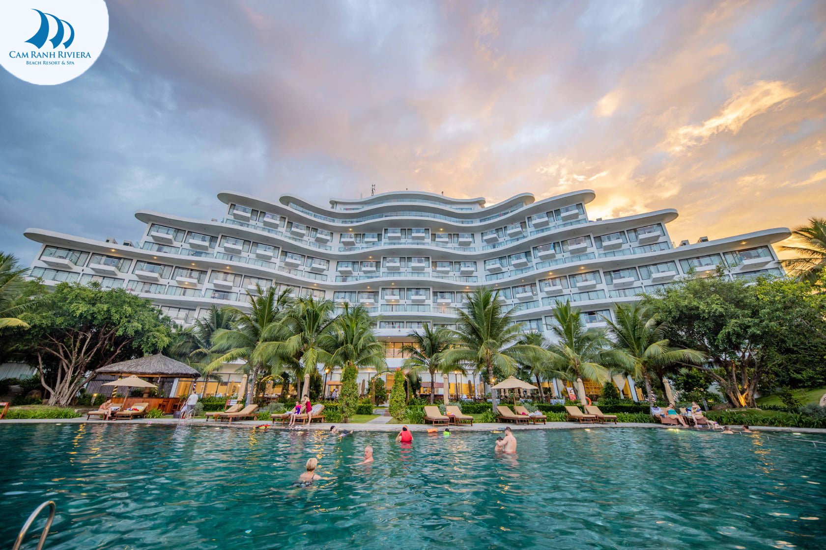 Bể bơi cực đẹp tại Cam Ranh Riviera Beach Resort & Spa.