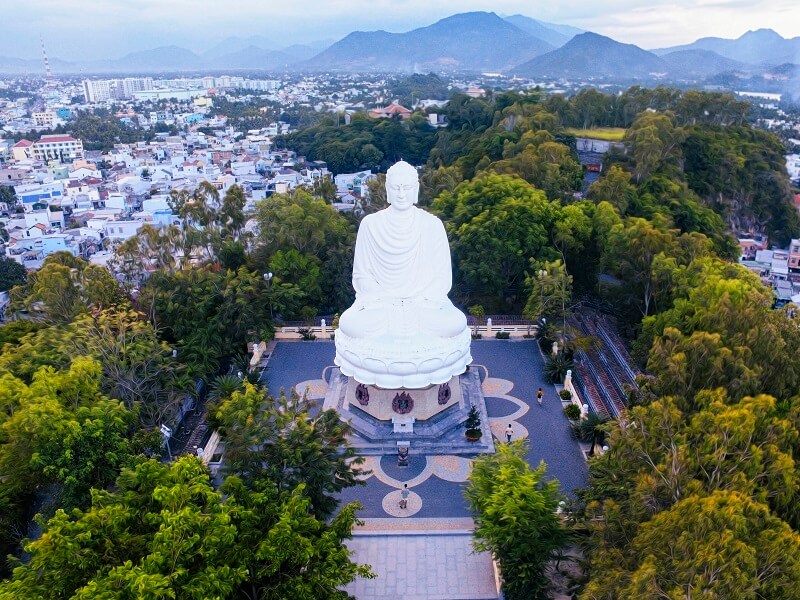 Chùa Long Sơn nổi bật với tượng Phật cao 14 mét giữa lòng thành phố Nha Trang