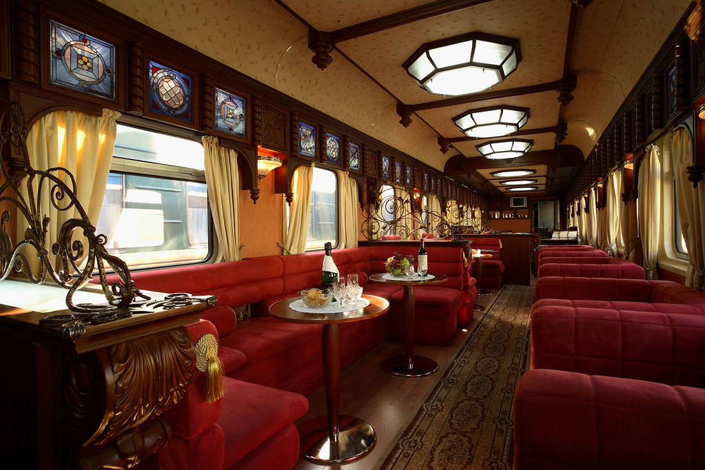 Mỗi toa tàu trong charter train được thiết kế để mang lại sự thoải mái và tiện nghi cho du khách.