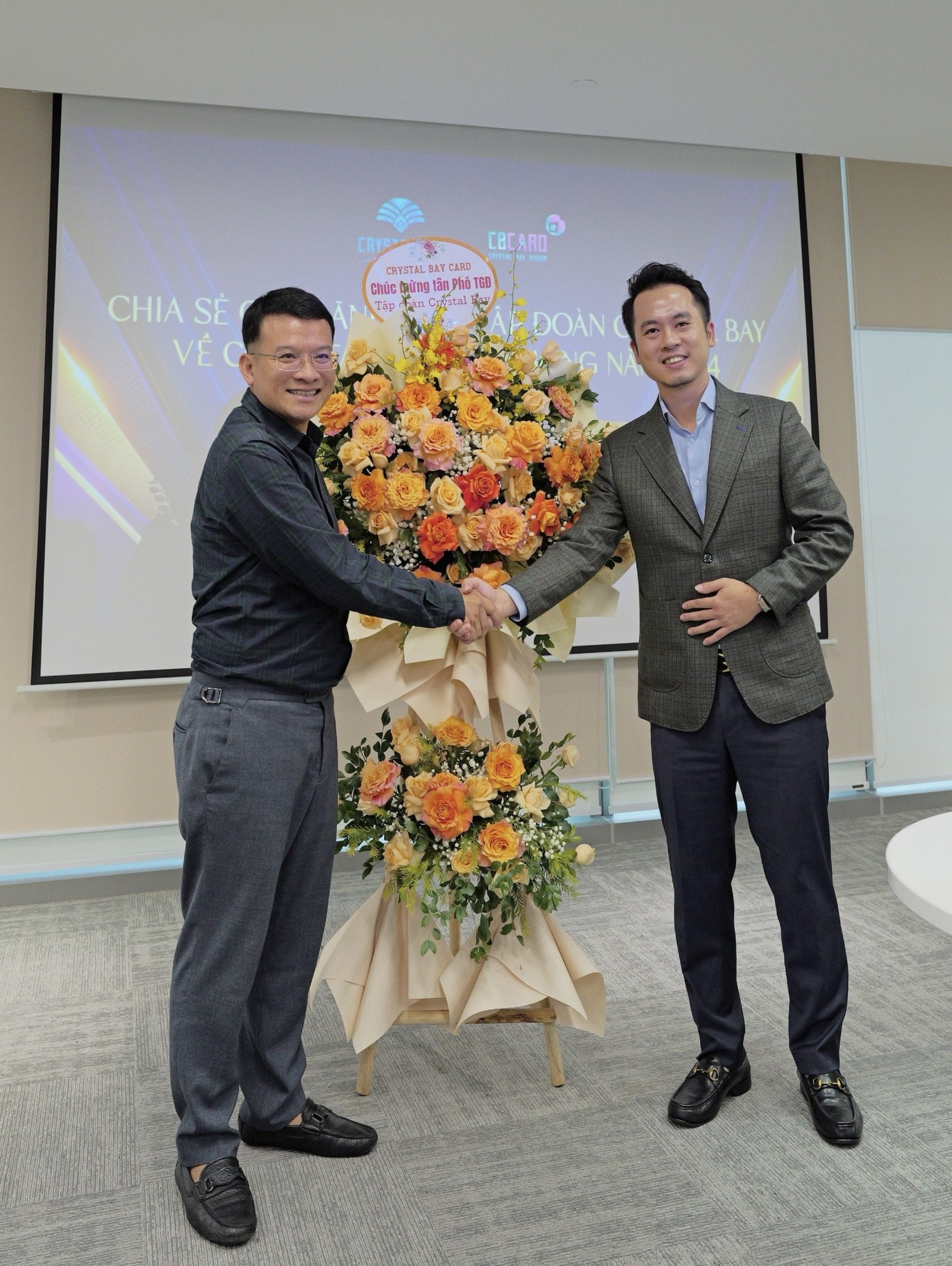 Ông Dzung Tran, Phó Tổng giám đốc Crystal Bay Group (trái) và ông Đỗ Nguyễn Thành Công, TGĐ Crystal Bay Card trong một sự kiện tại Hà Nội.