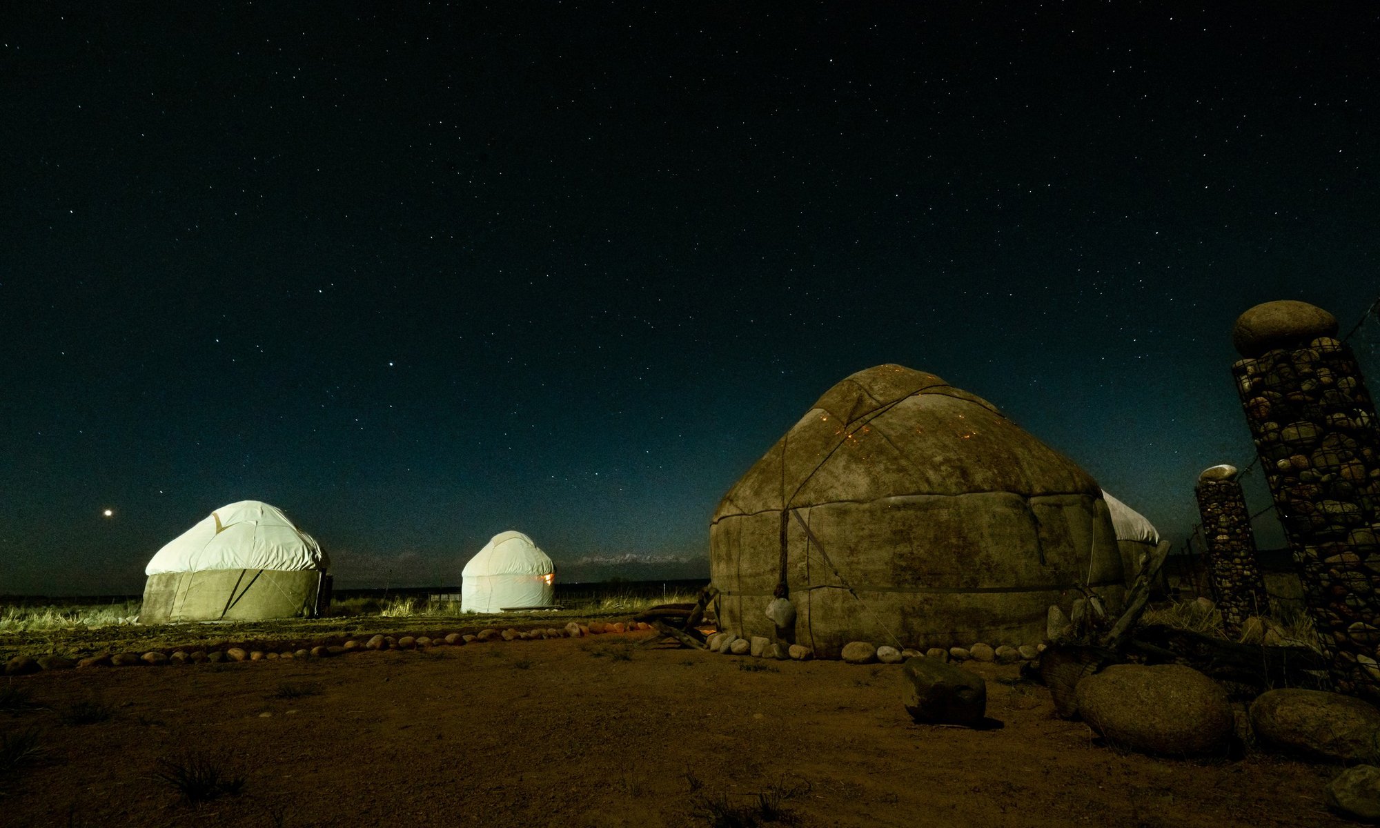 Trải nghiệm lều Yurt để bạn có thể ngắm hồ ban đêm.