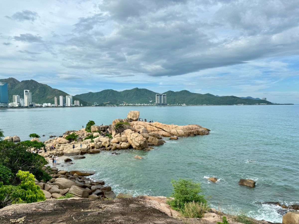 Hòn Chồng Nha Trang có nhiều khối đá lớn nhỏ cạnh nhau