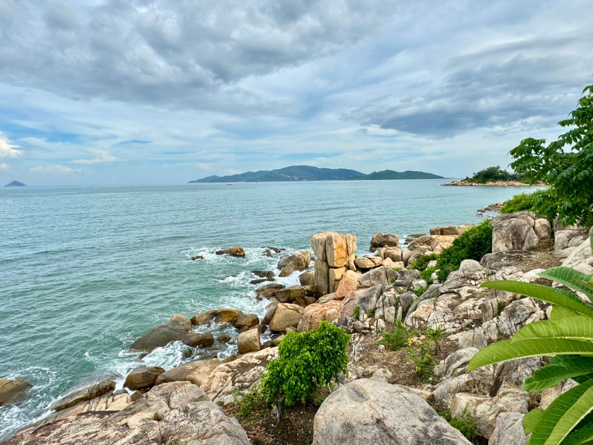 Hòn Vợ Nha Trang (ảnh mới nhất Tháng 10/2024)